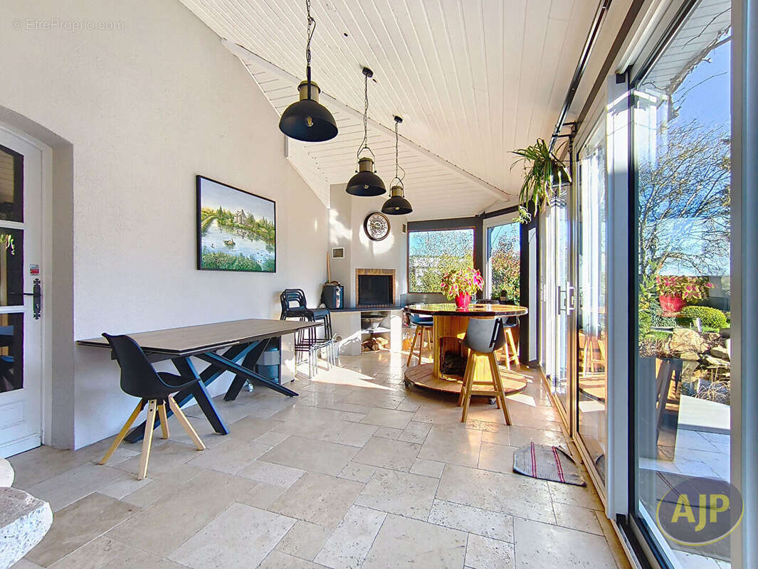 VITRE EN CAMPAGNE Maison  8 pièce(s) 257.84 m2 - photo 6