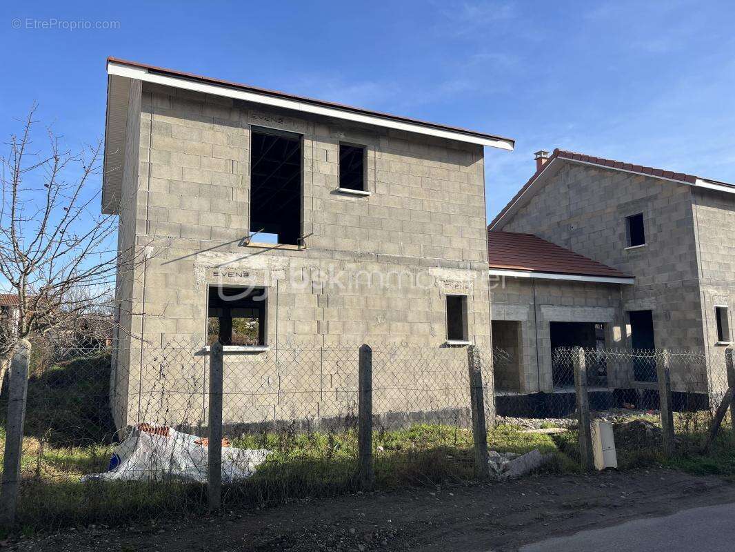 Maison à CHARNECLES
