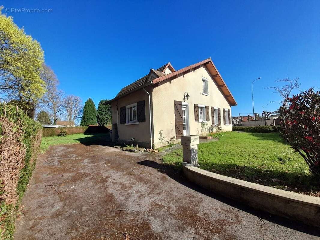 Partie de façade avant/côté - Maison à LE PLESSIS-BRION