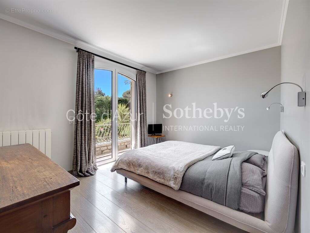 Maison à LA ROQUETTE-SUR-SIAGNE