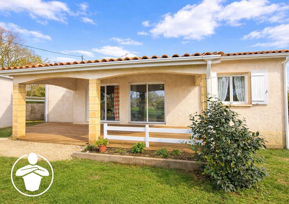 Maison à SAINT-HILAIRE-DE-LUSIGNAN