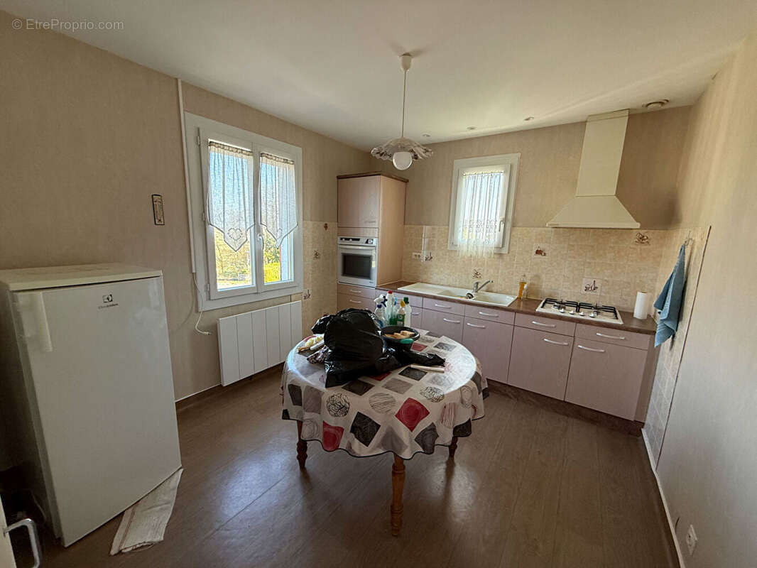 CANCON, dans un lotissement tranquille venez découvrir cette maison semi-enterrée de 75m2 avec deux chambres. La maison possède  - photo 4
