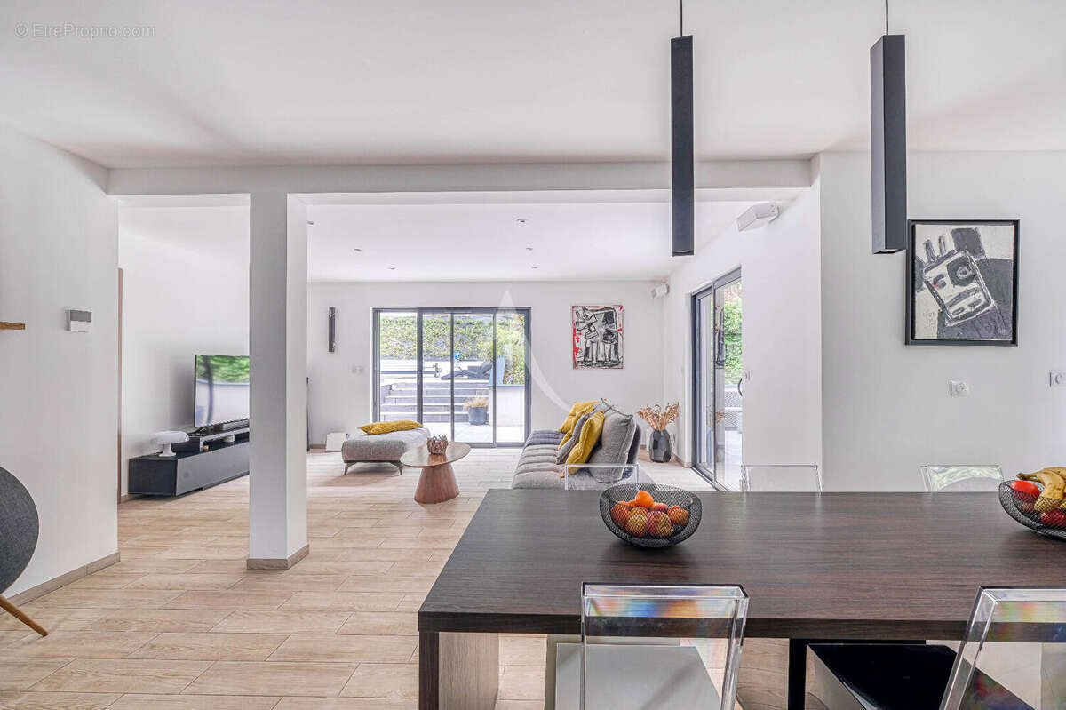 Villa d'architecte contemporaine avec piscine - les Coteaux de Chessy  - 7 pièces - 175 m2 - photo 6