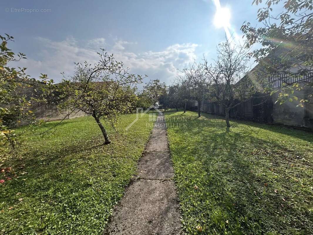 Terrain à PAGNY-SUR-MOSELLE