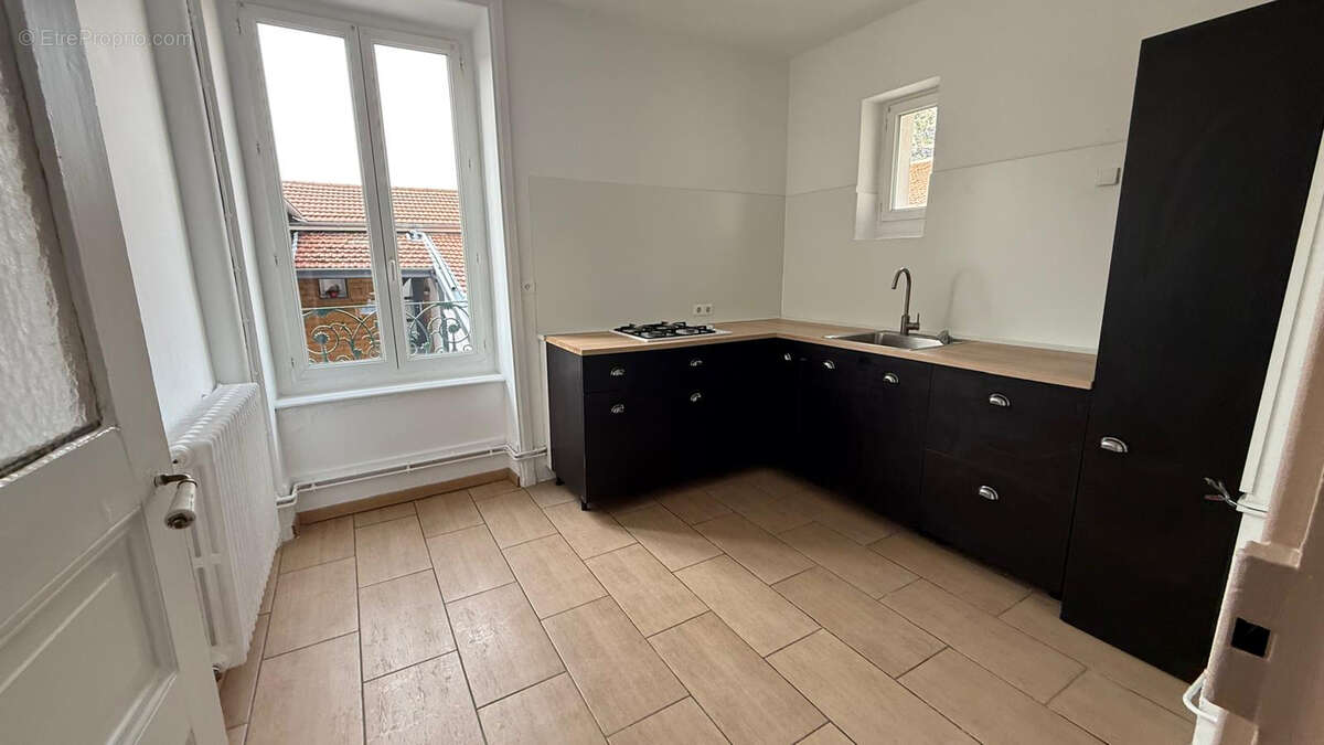 Appartement à CHAZELLES-SUR-LYON