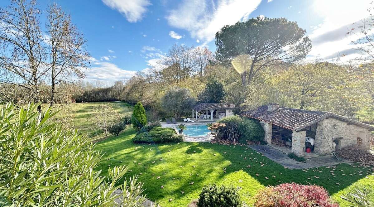 Propriete de type t8 de 292 m2 + 2 dependances + piscine + 3 garages - photo 3