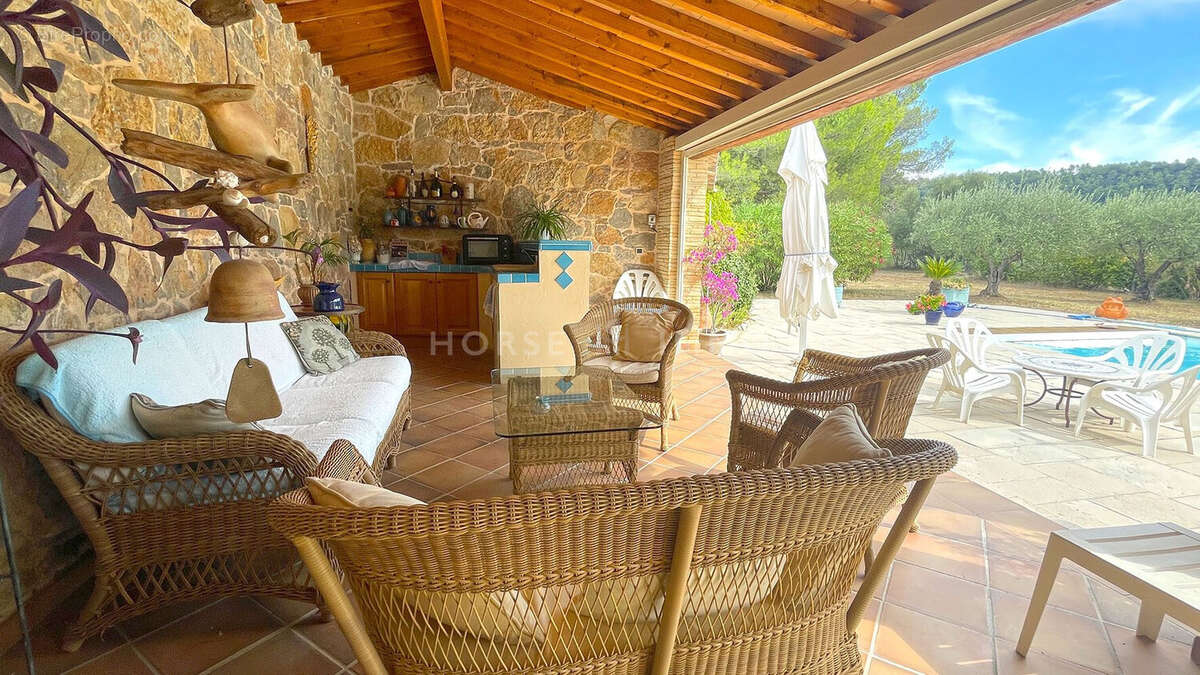 Maison 315 m² à Salernes  - photo 8