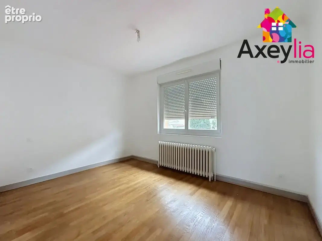 A vendre - mably - maison d'habitation rénovée élevée sur sous-sol avec trois chambres, garage et terrain - photo 9