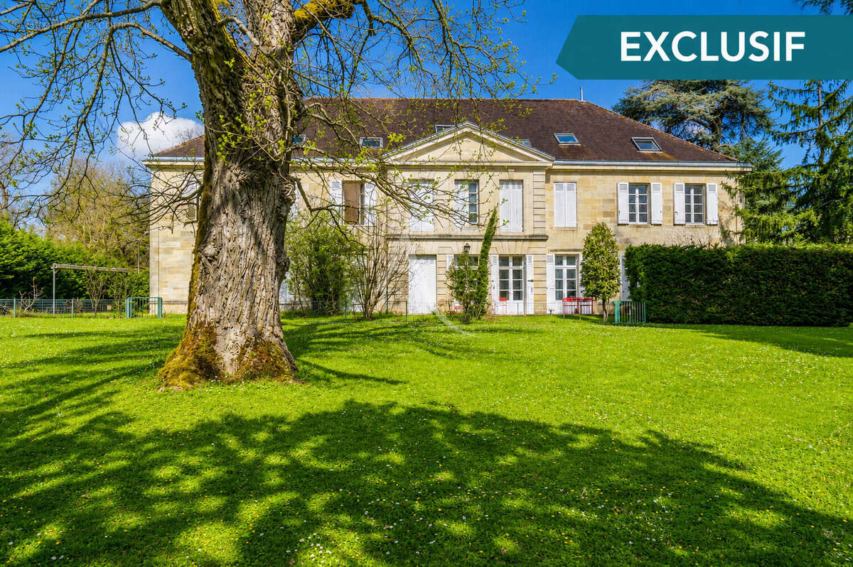 GRADIGNAN - Bel appartement de 150m² au sol dans un château avec garage fermé - photo 5