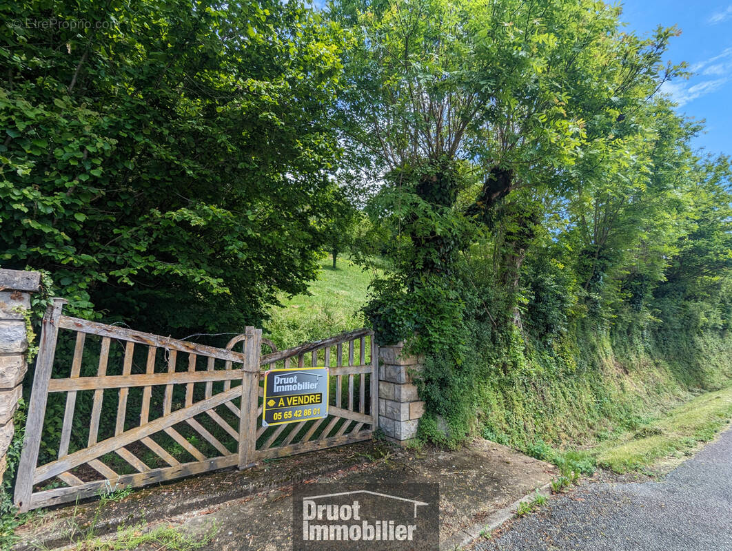 Terrain à SAINT-GENIEZ-D'OLT