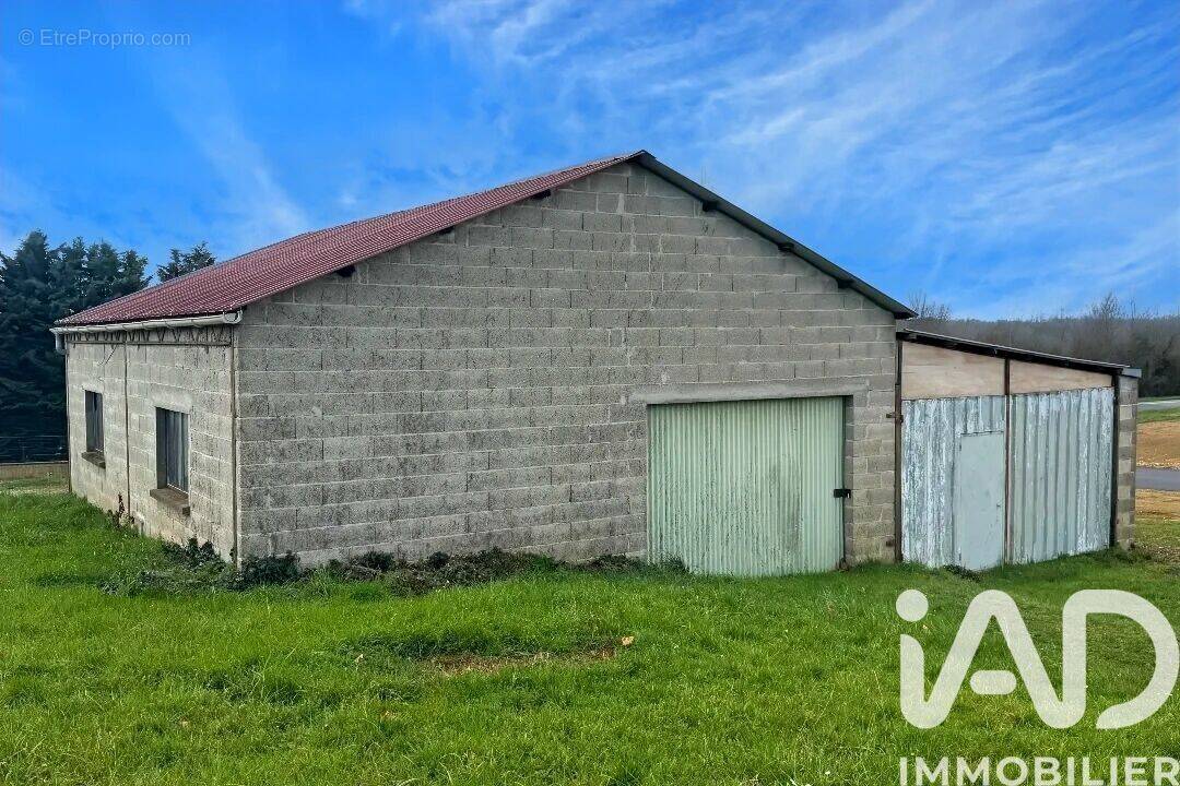 Photo 1 - Parking à SAINT-SORNIN