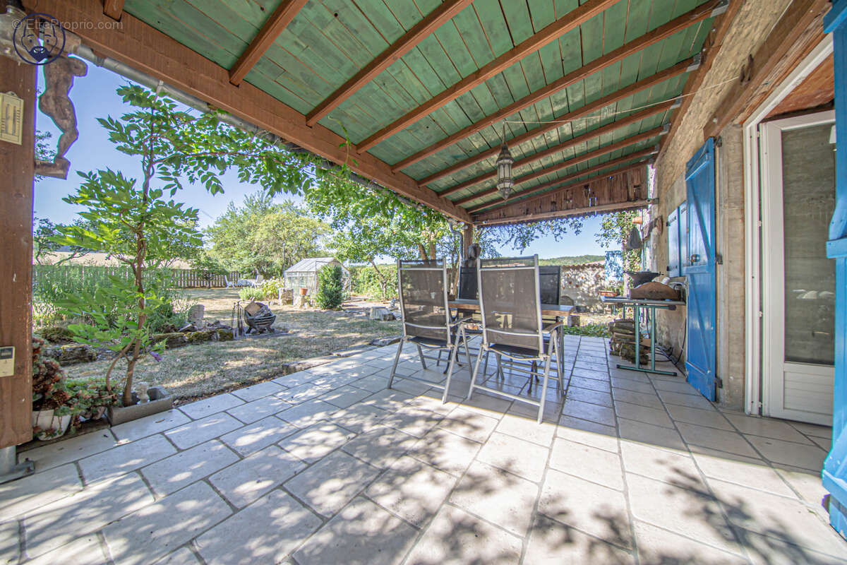 Maison de charme de 165 m2 avec dépendances - photo 3