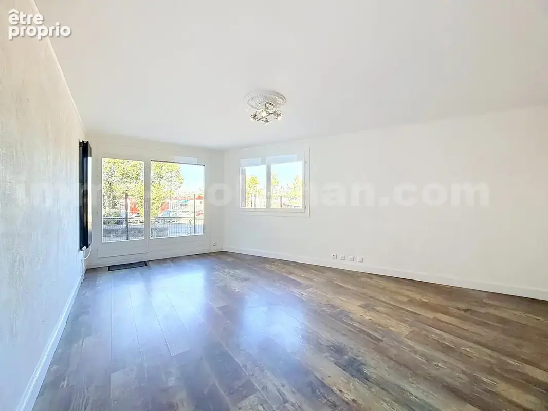 Appartement_T4_Annemasse_belle_superficie_proximitée_frontière_Suisse_tram_Ceva_direction_GENEVE_Frontaliers_Cuisine_Séjour_