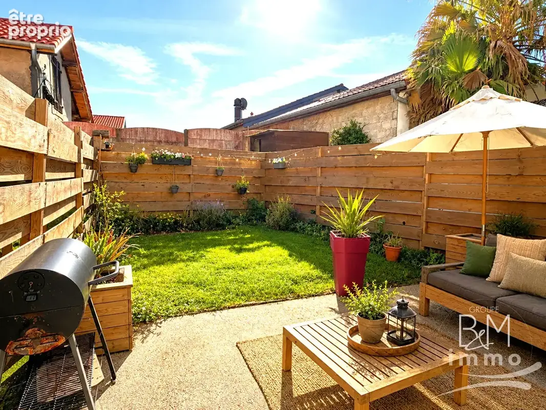 Appartement duplex 3 chambres esprit maison de ville avec jardin - Centre de Tosse - photo 2