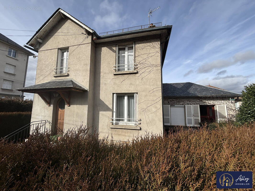Maison 8 pièces RIOM-ES-MONTAGNES (Cantal) - Maison à RIOM-ES-MONTAGNES