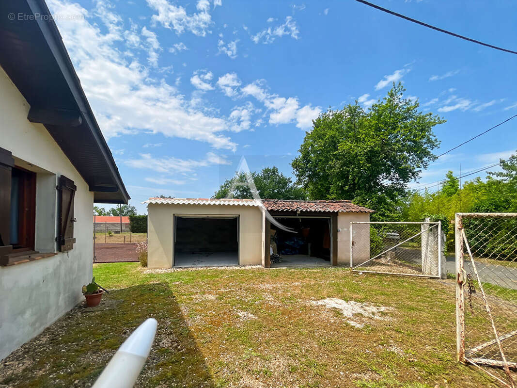 A vendre chalet avec jardin et terrain de tennis - photo 3