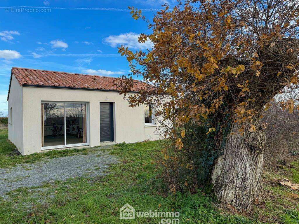 MONTOURNAIS, à seulement 10 minutes de POUZAUGES, cette maison de plain-pied construite en 2024 propose :
