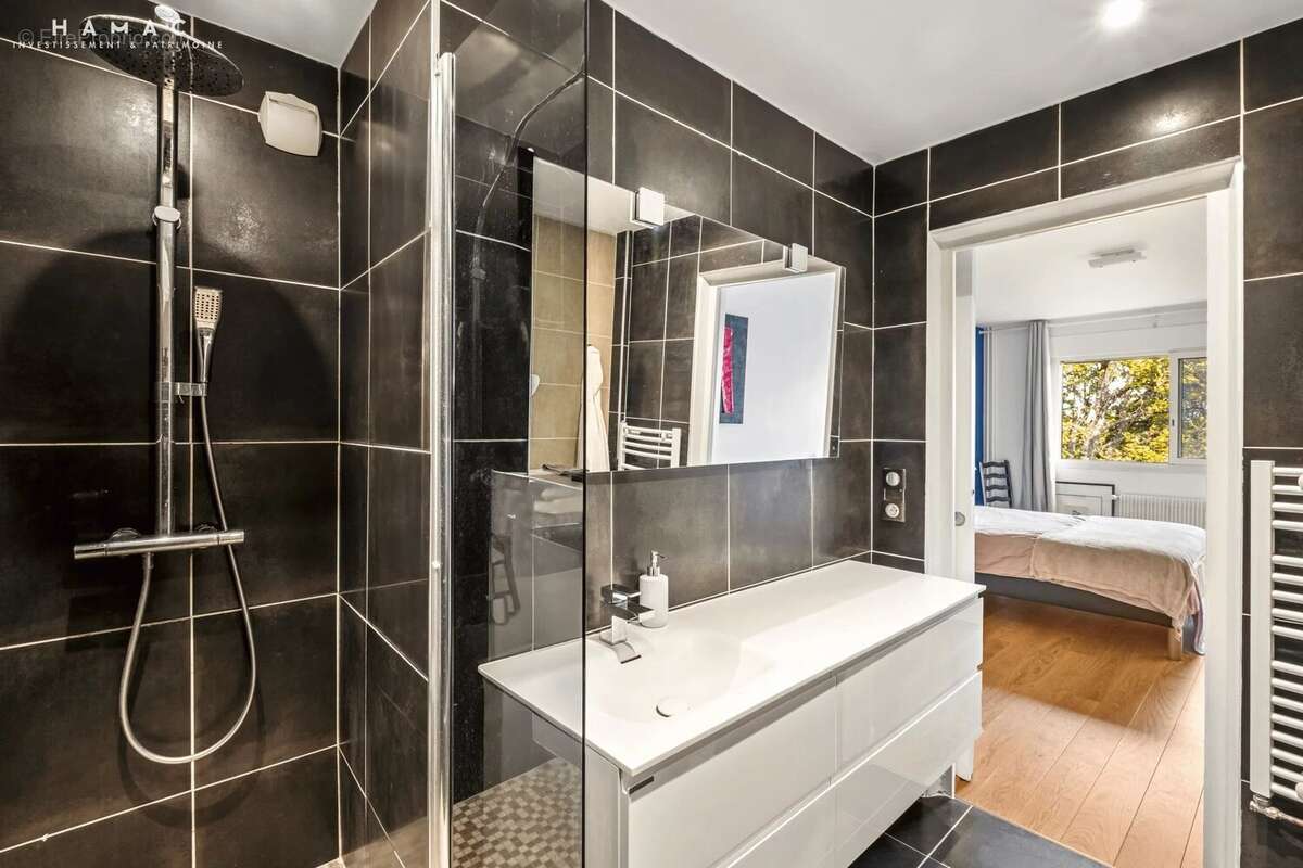 Écully Centre - À vendre - Appartement 5 pièces de 123 m² avec terrasse  - Garage & Place de parking privative - photo 10