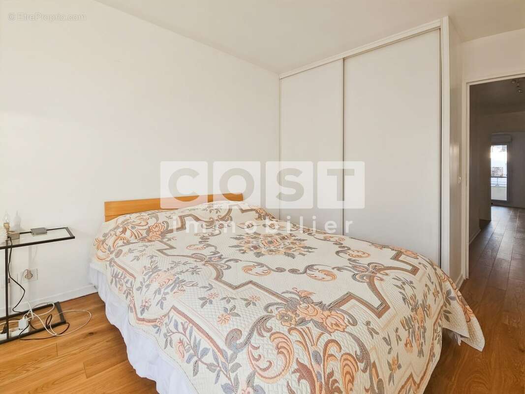 Appartement à COURBEVOIE