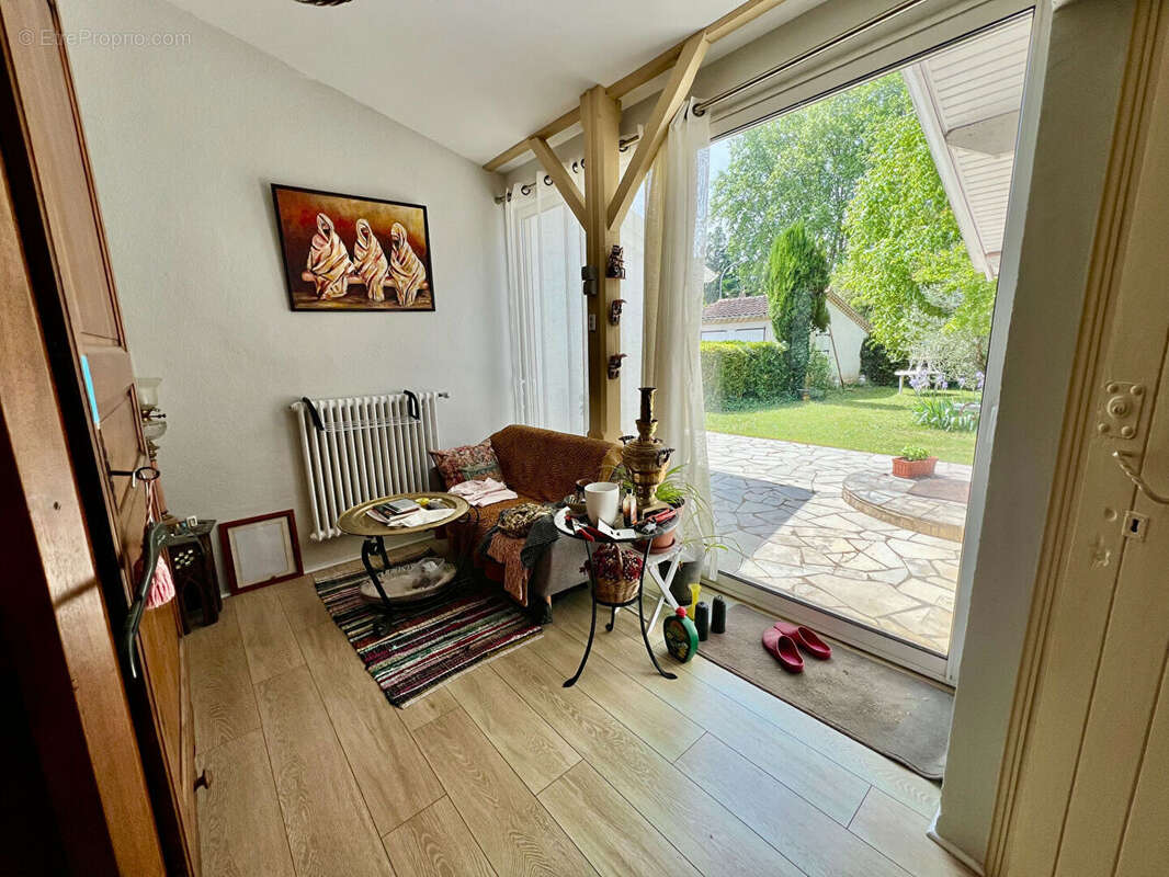 Découvrez cette agréable maison de ville entièrement rénovée récemment, offrant environ 142 m² habitables et un cadre de vie pra - photo 10