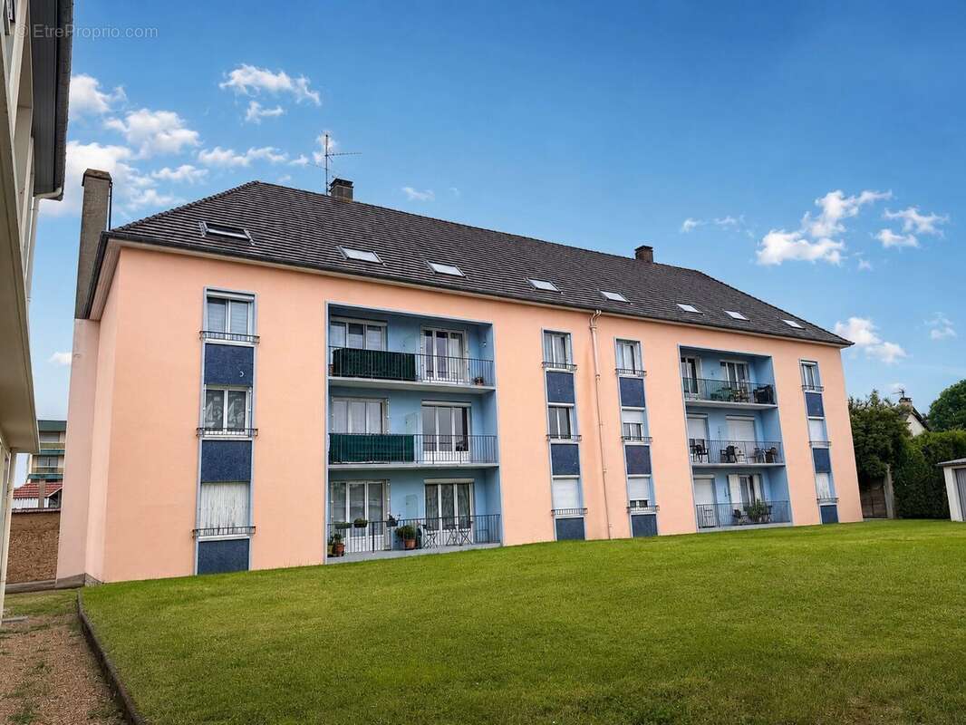 Vue extérieure de la résidence Une résidence entretenue, bénéficiant prochainement de travaux d'amélioration énergétique et d'une isolation par l'extérieur. - Appartement à LOUVIERS