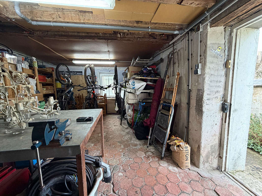 Maison à VALLANGOUJARD