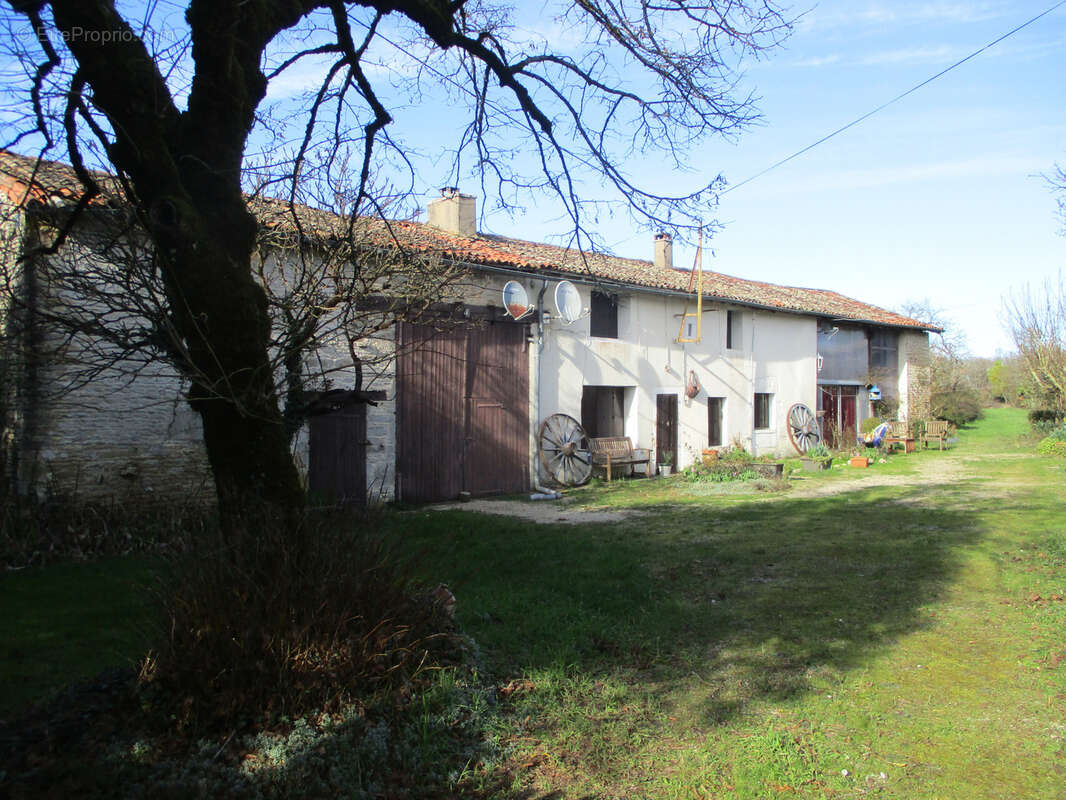 Ensemble immobilier de deux maisons. - photo 43