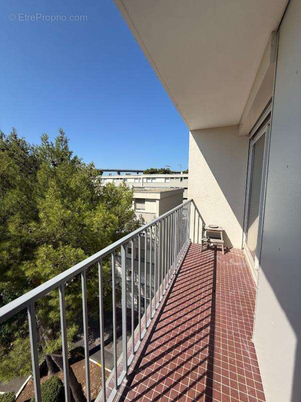 Très beau T2 avec ascenseur, balcon et vue sur le canal - photo 7