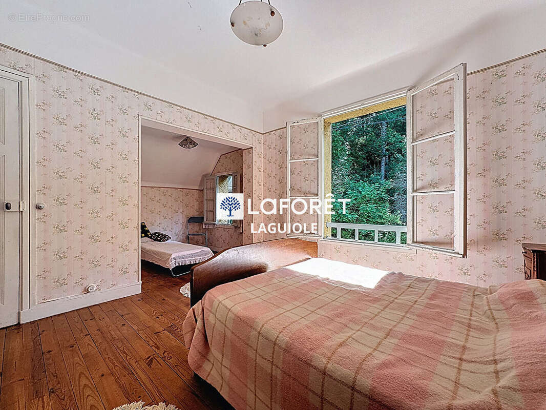 Maison à SAINTE-GENEVIEVE-SUR-ARGENCE