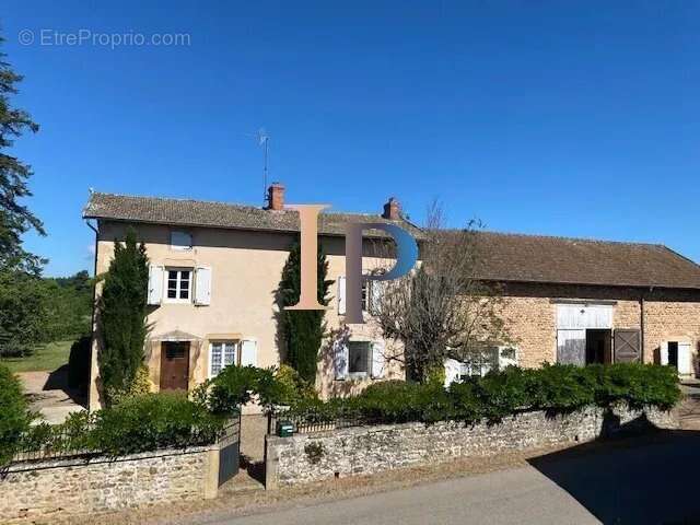 Maison à SAINT-CHRISTOPHE-EN-BRIONNAIS