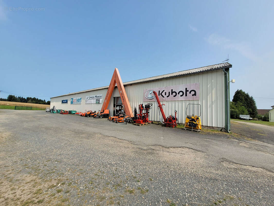 Commerce à SAINT-YRIEIX-LA-PERCHE