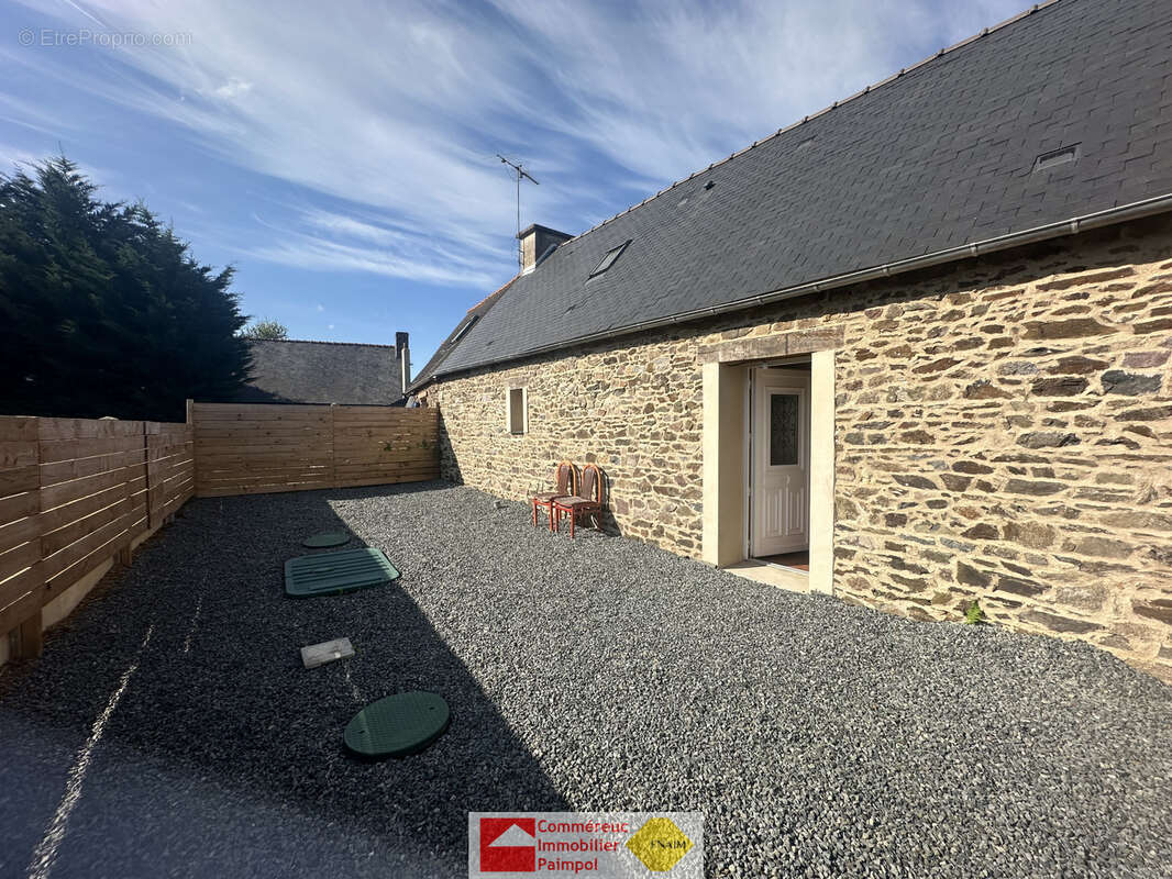 SAINT CLET, aux portes de PONTRIEUX, A VENDRE maison en pierres avec cour - photo 10