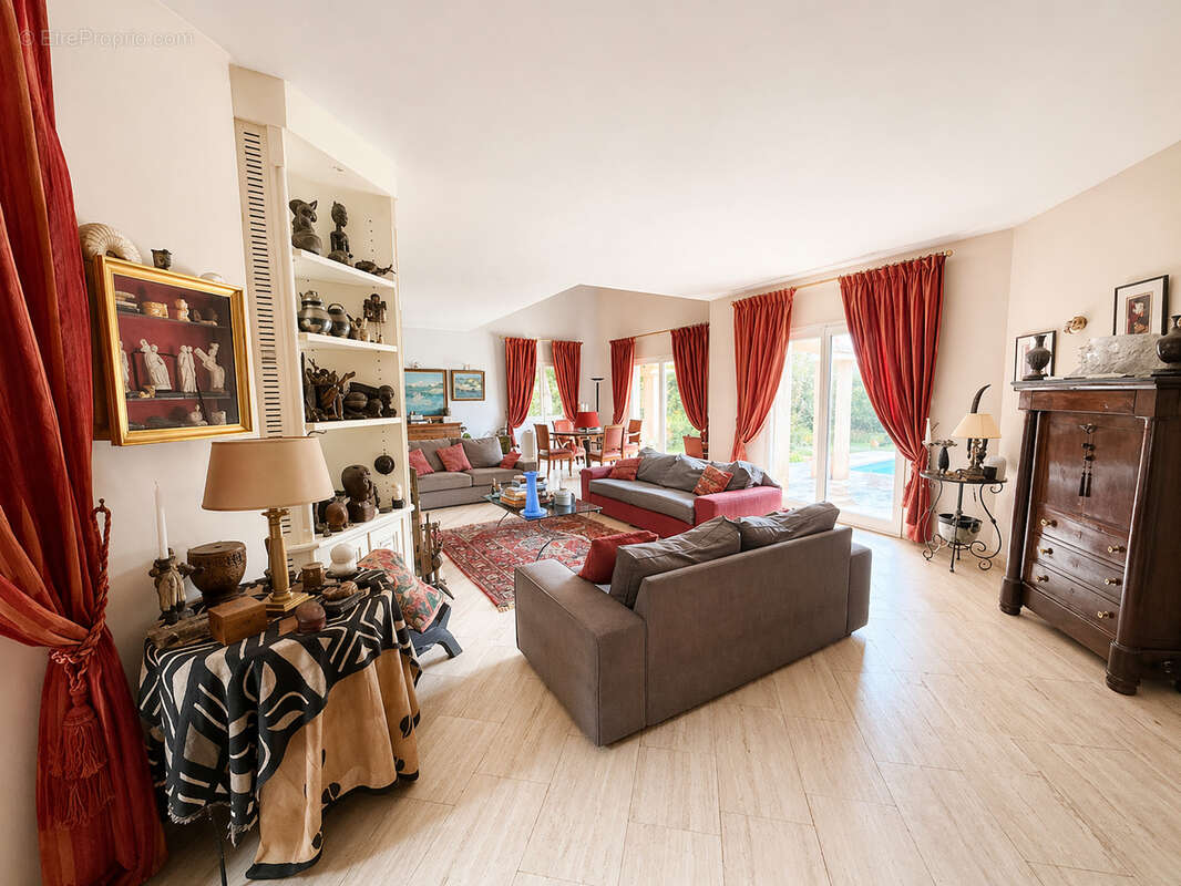 Maison à SAINT-CLEMENT-DE-RIVIERE