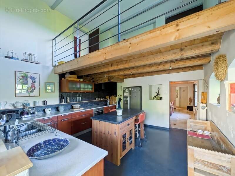 À vendre 8 pièces CERCIER (74) Authentique corps de ferme de caractère entièrement rénové avec piscine et vaste terrain arboré - photo 6