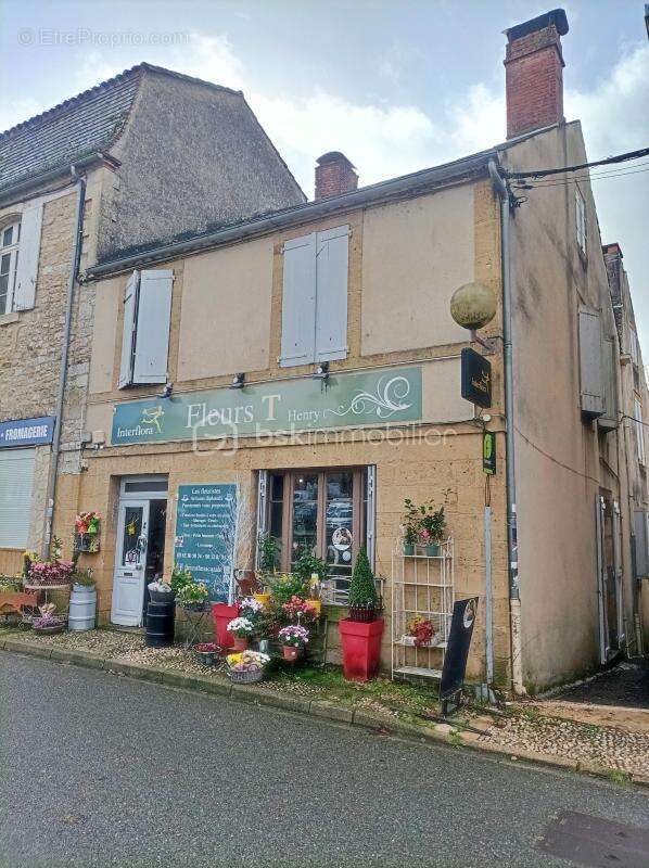 Immeuble idéal investisseur – Local commercial loué – Place principale de Cazals - photo 12