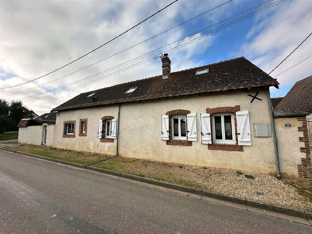 Maison à TREMBLAY-LES-VILLAGES