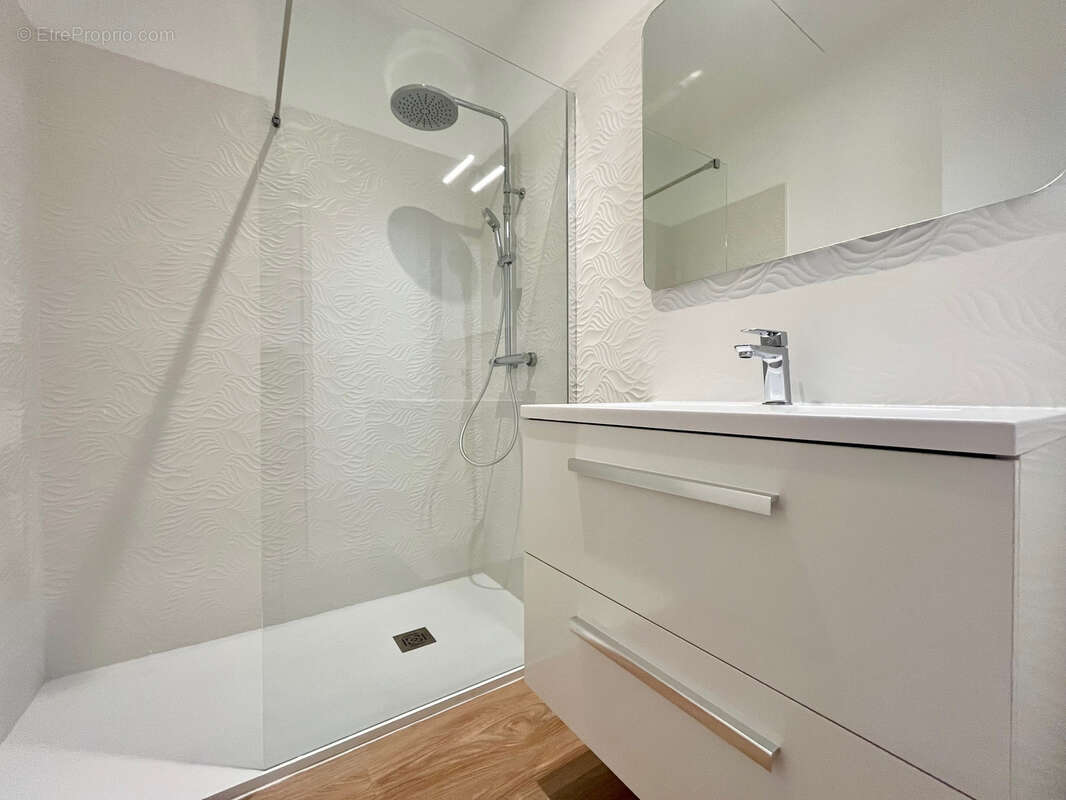 3 pieces proche belcenia renove a neuf petite copro, dernier etage avec cave et 2 parkings - photo 6