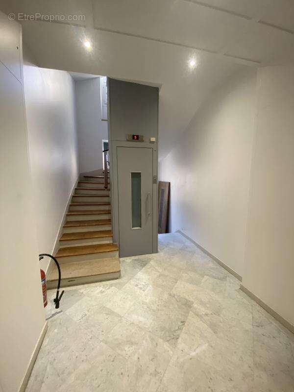 Commerce à NEUILLY-SUR-SEINE