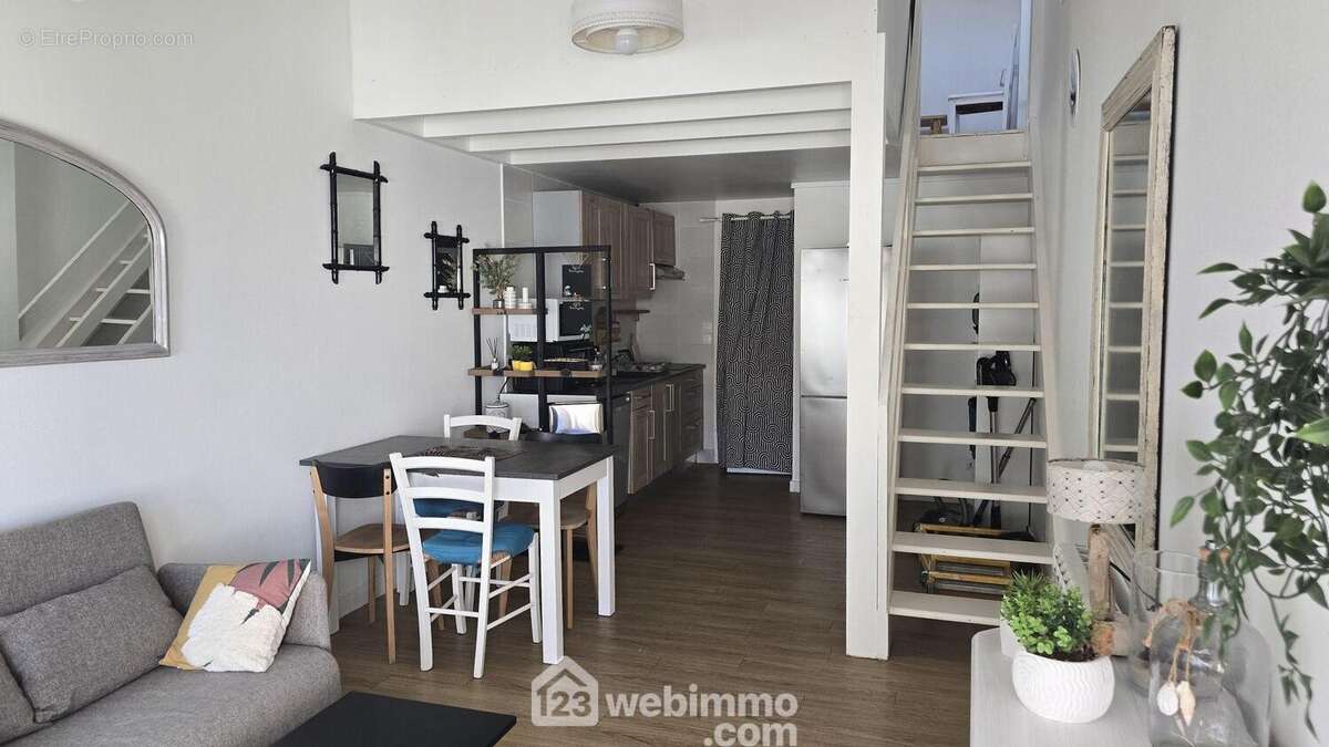 Espace séjour cuisine avec escalier pour chambre en mezzanine - Maison à TALMONT-SAINT-HILAIRE