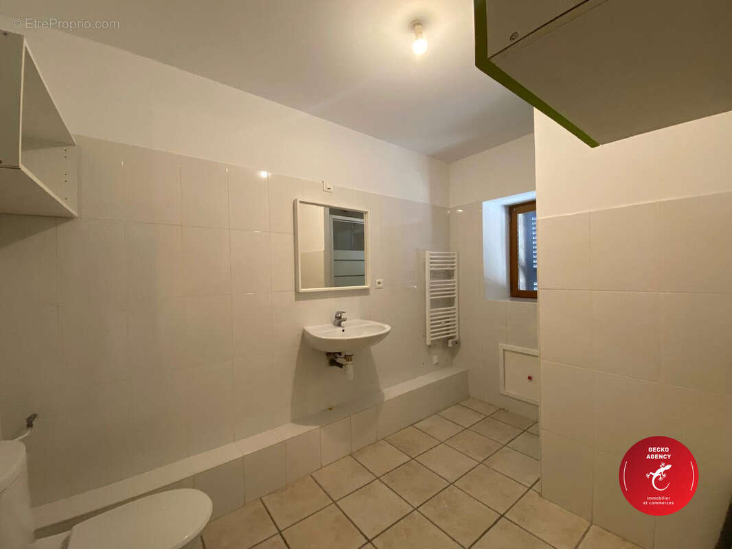 Salle d'eau avec WC - Appartement à LA MOTTE