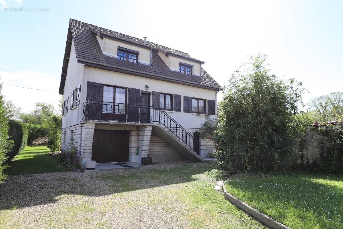 Maison à VILLENEUVE-LE-COMTE