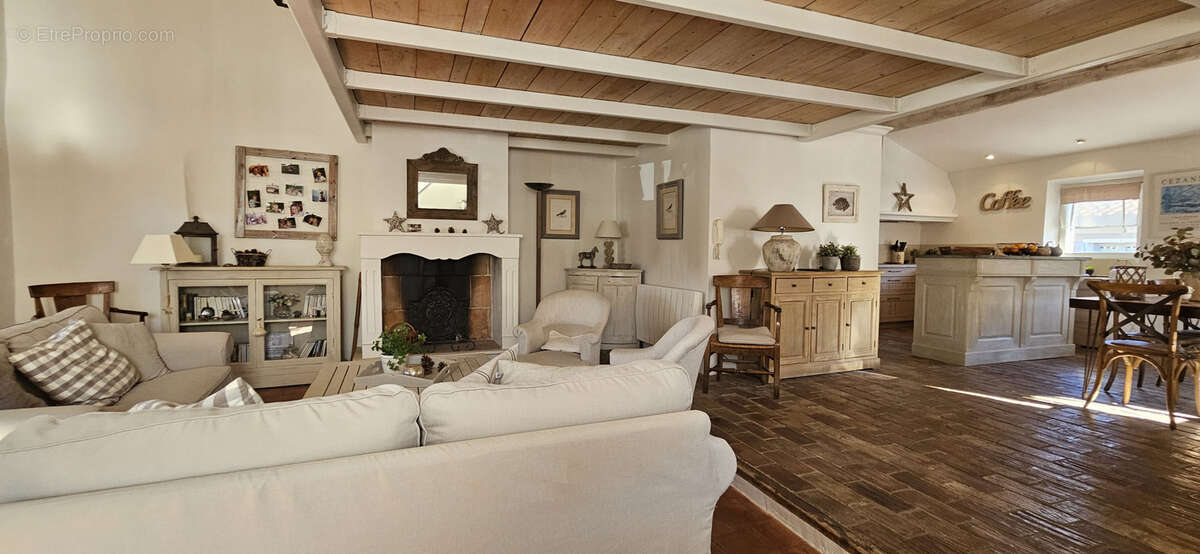 LAMBESC coup de cœur pour cette magnifique maison de village de 140 m2 avec terrasse - photo 6