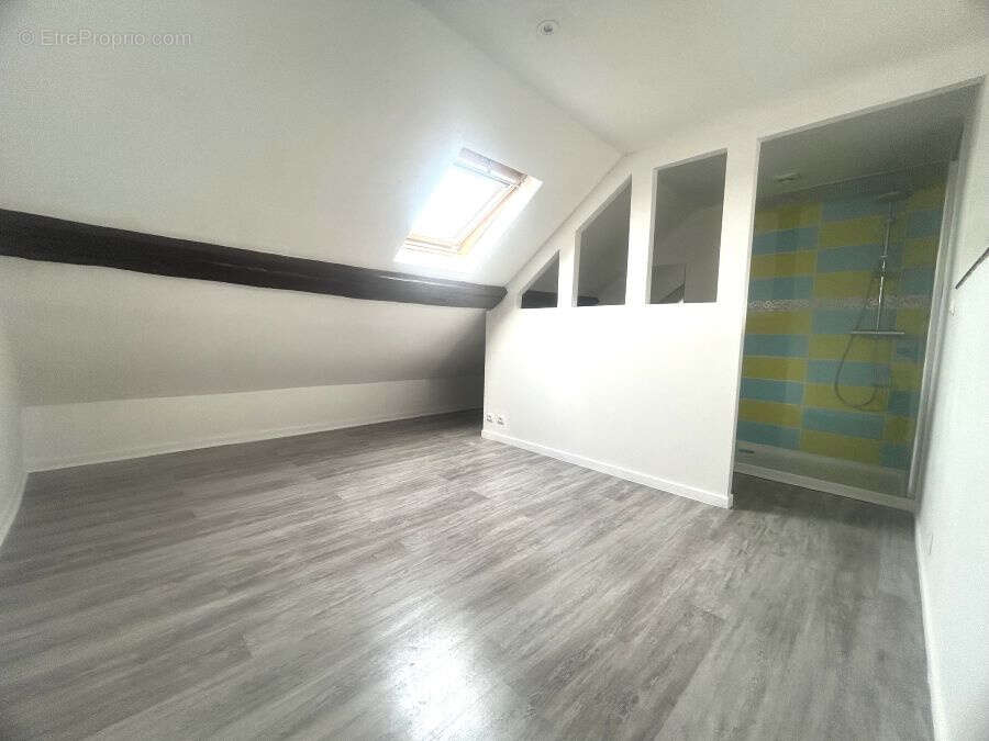 Située en centre ville, proche des commodités et de la gare, maison de 98,75m2 bâtie sur 218m2 . - photo 7