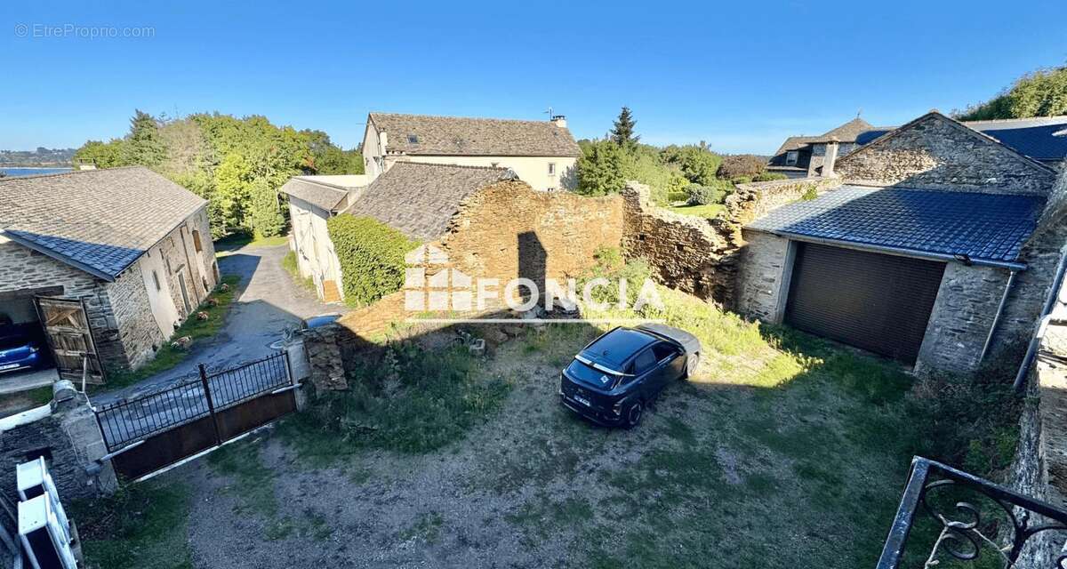 Maison à SALLES-CURAN