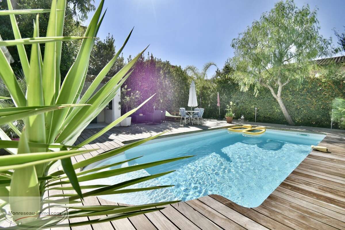 Maison à LA ROQUETTE-SUR-SIAGNE