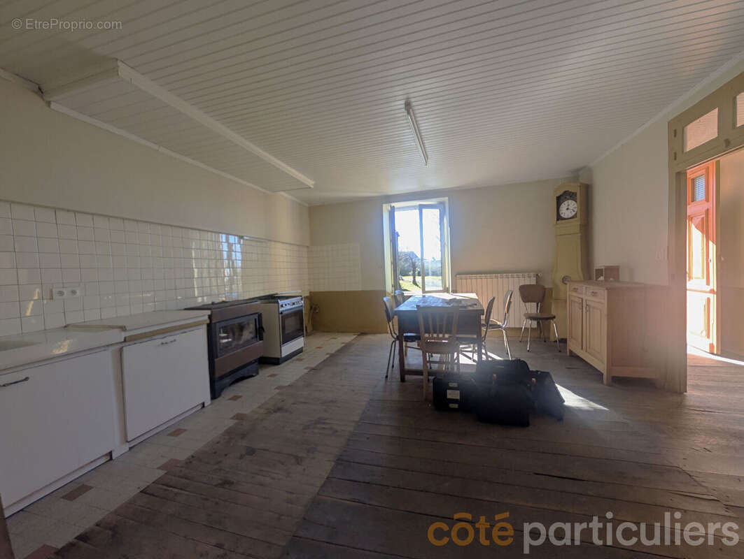 Maison à COMPS-LA-GRAND-VILLE