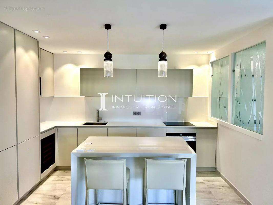 Cannes - Croisette : Magnifique appartement 3 pièces avec vue mer dans une résidence de renom - photo 14