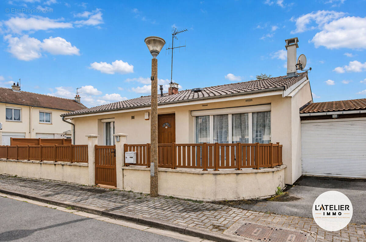 Maison de plain-pied avec double garage et jardin - photo 1