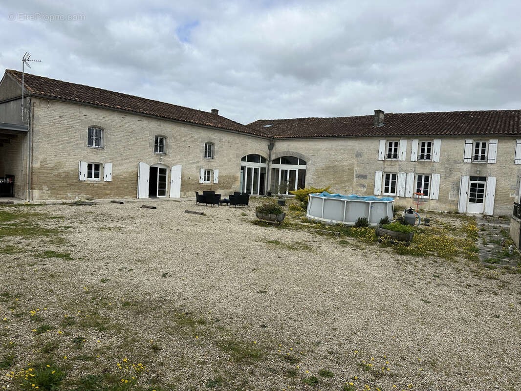 Propriété de caractère rénovée avec dépendances rénovées , Sigogne. - photo 17