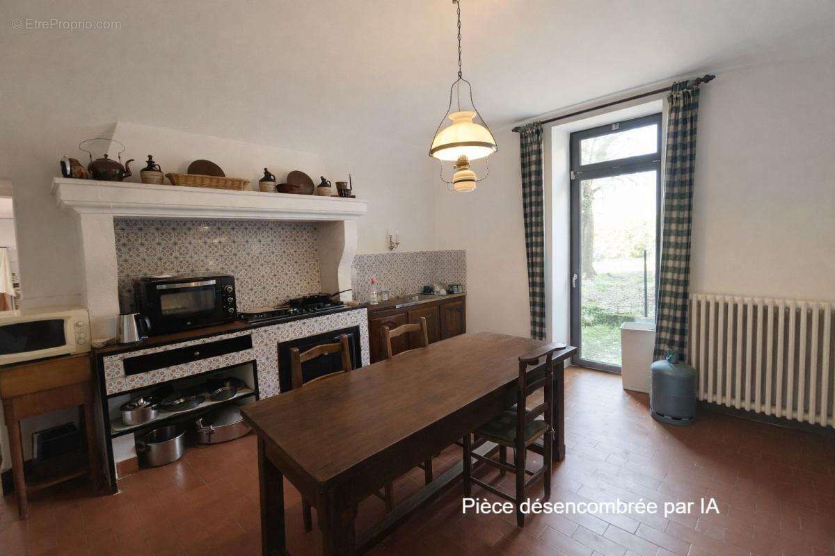 Maison à SAINT-JEAN-DE-MARUEJOLS-ET-AVEJAN